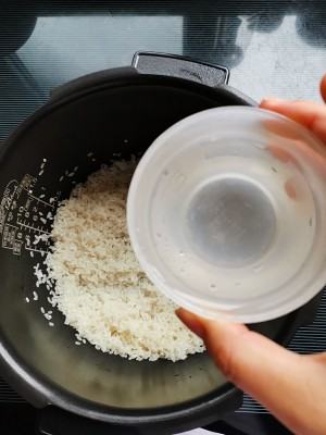 以电饭锅蒸米饭为例,一般一碗米,两碗水的比例蒸出来的米饭不软也不硬