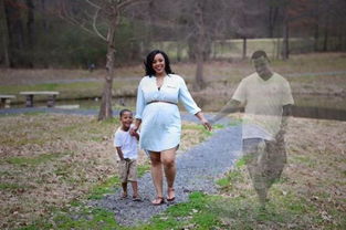 美国孕妇为悼念亡夫 拍摄跨越生死全家福照片 