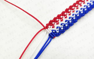 这款红绳手链男生女生都可以戴,编法也是非常简单,海军风
