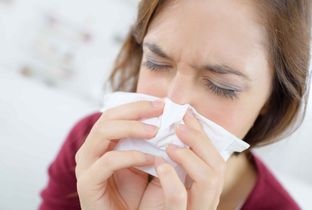 感冒引起胸闷呼吸道感染吃啥药,成年人每次感冒后引起胸闷