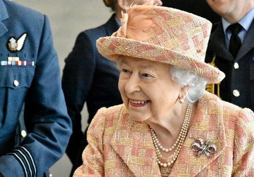 93岁英国女王也扮嫩 穿桃粉色大衣太甜了,粉嫩的颜色你都难驾驭