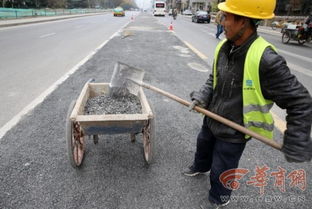 豆腐渣 这条路刚修好1个月 路面石子大量脱落 