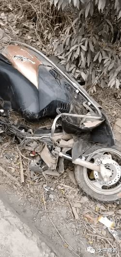 藤县一辆摩托和小车相撞,被撞飞落水沟