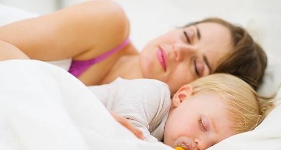 宝宝觉不踏实,容易惊醒 宝妈这样做,深度眠才能促进长个