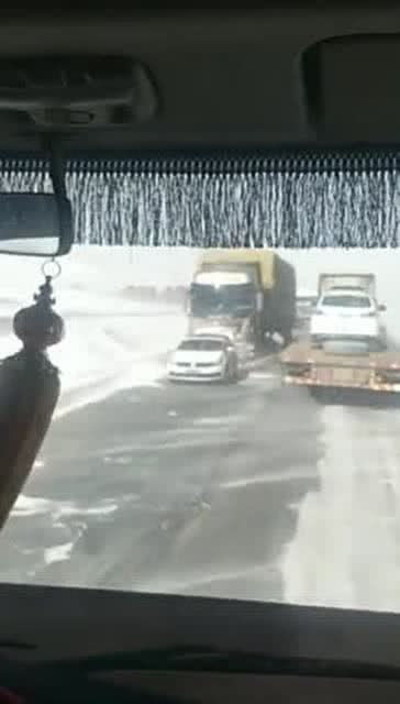 下雪了,唐古拉山路滑不好走了,连老司机们都得小心翼翼 