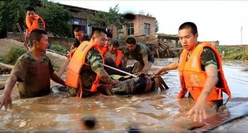 陕北暴雨见真情 人民子弟兵 人肉 传送受灾群众 