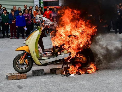 不可思议 南京凌晨发生火灾,火光滔天,多人死亡,火源是什么 自燃 电瓶车 消防队员 网易订阅 