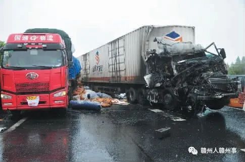 赣州一起三辆重型半挂车相撞事故,致一人当场死亡