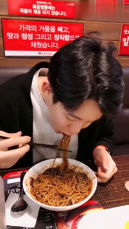 好不容易和韩国男友吃顿饭,发型竟如此帅气,有种男团的味道 