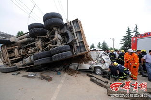 陕西一渣土车疑遭警车追赶侧翻致1死 