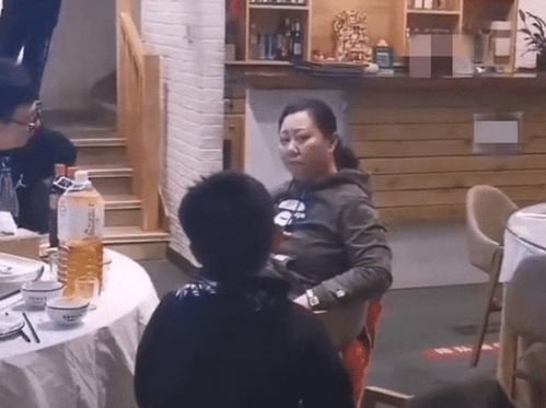 熊孩子踹开厕所门,看美女上厕所,孩子母亲 看一下又怎么样