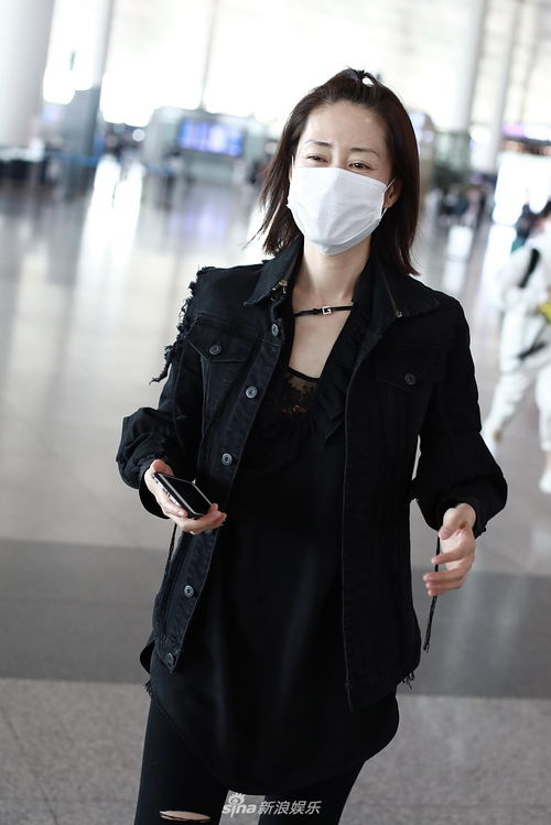 组图 刘敏涛扎减龄小辫黑衣潮酷 给粉丝签名笑眼弯弯亲和力十足 