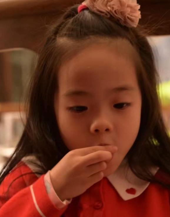 杨威晒出了5岁双胞胎女儿的日照,一个像爸爸一个像妈妈