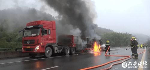 六安一大货车高速路上刹车抱死,轮胎瞬间变成 风火轮