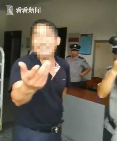 男生下面晃动|图书馆被老师做到腿软