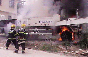 工程车触高压线着火致一人死亡 