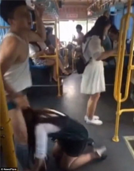 女子乘公交捡拾物品跌倒 扯下男乘客裤子