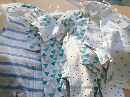 孩子出生后买衣服,不同月龄穿多大合适 挑衣服这些细节都要注意