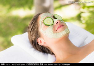 在脸上涂抹黄瓜泥面膜的女人