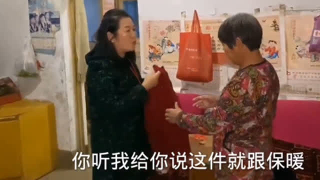 农村大姐回婆家给婆婆试穿新衣服,天冷了,让婆婆穿上新衣暖暖的 