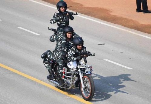 骑摩托技术哪家强 印度军队喜庆大阅兵,女兵展示 神技能