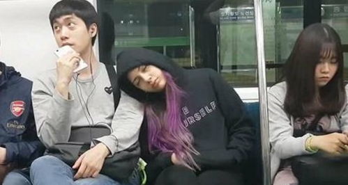 美女地铁上假装睡觉靠在男子肩膀上,最后一位男子的举动亮了