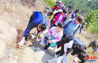 爬山捡垃圾,登山队很热心 