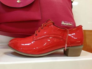 红色鞋子搭配什么衣服合适呢 