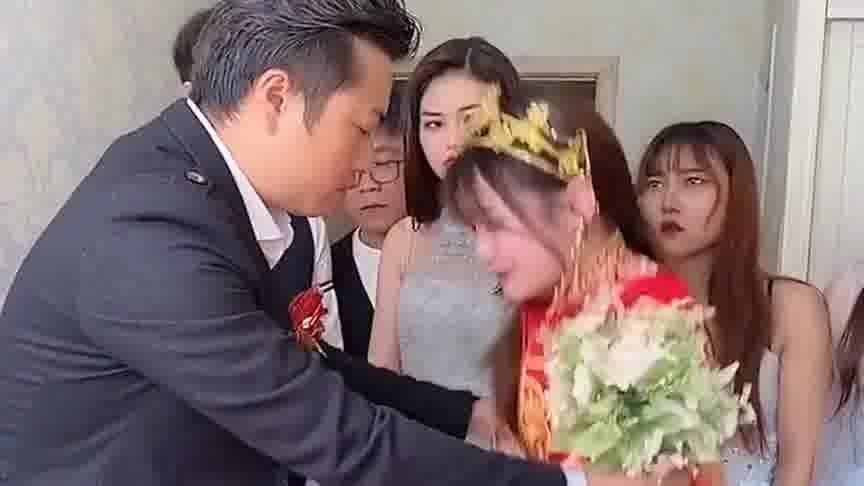 美女结婚当日悔婚,当看到伴娘接下来的操作,众人都傻了 