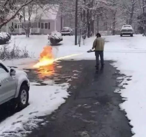 搞笑gif段子 真是令人窒息的除雪方式