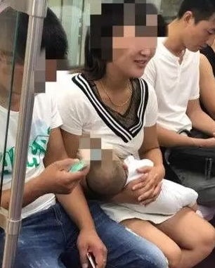 女子地铁喂孩子喝奶,大家纷纷指责,她一句话让大家不再吭声