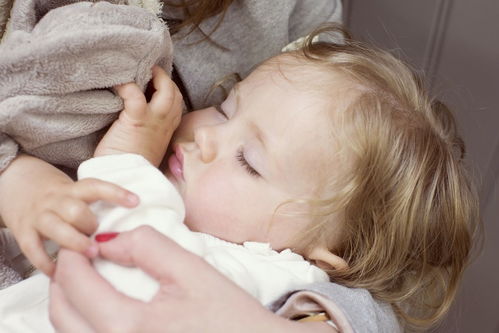 小孩子睡觉流口水磨牙是什么原因（孩子晚上睡觉磨牙流口水）