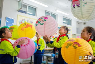 9月28日,内蒙古呼和浩特市玉泉区通顺街小学学生在挂彩绘灯笼。