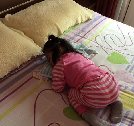 孩子睡觉踢被子,不止因为热 这种原因家长也要重视,别影响发育