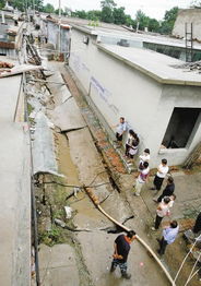 河北鹿泉30年老地道塌陷 民房现大坑屋裂缝 