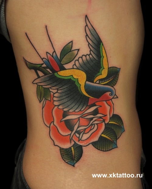 女生腰部唯美的小燕子与玫瑰花纹身图案 