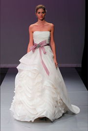 Rivini婚纱系列如何引起了香港HITCHED Bridal的注意