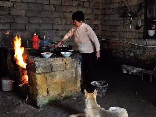 有人建议禁止农村烧柴火煮饭,你同意吗