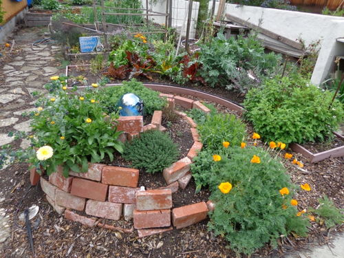 门前10㎡小院捯饬捯饬,拉车红砖砌个螺旋形花坛,准备种花种菜