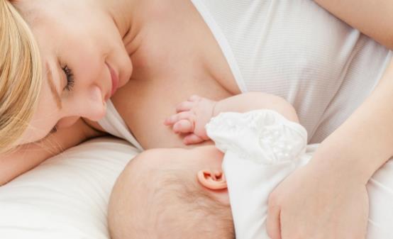 喂奶时玩手机对自己和宝宝都不好 哺乳中要注意和避免的行为