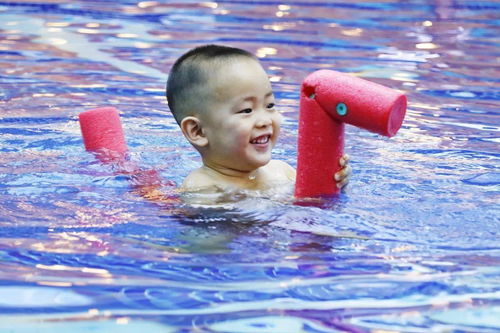 爱玩是孩子的天性,海帆解析亲子游泳给孩子带来的好处