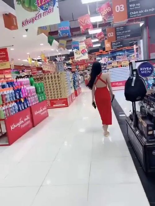 和我在越南的一个女性朋友去超市买东西 