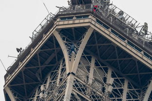 男子徒手攀爬法国埃菲尔铁塔被逮捕