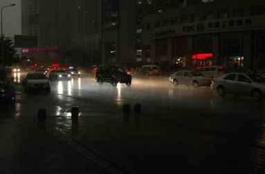 暴雨来袭 郑州出现白夜天 