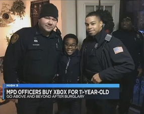 警察凑钱给男孩买游戏机,商家还免费送手柄 
