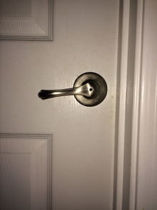 卫生间门锁打不开了急急急 门锁无钥匙口,也无螺丝可以卸下,同时还没有门缝可以撬 当时我上卫生间,门 