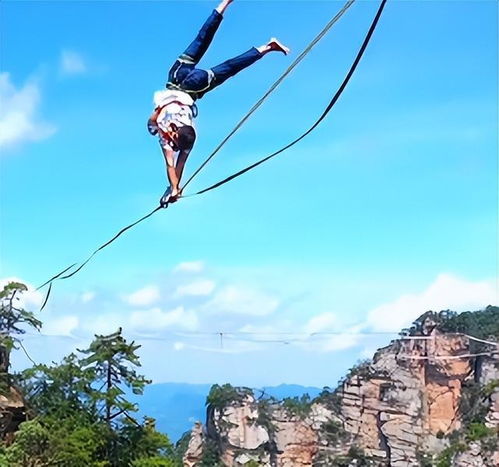 亚洲高空第一人 千米高空走钢绳 悬崖上睡觉,网友 不敢呼吸了