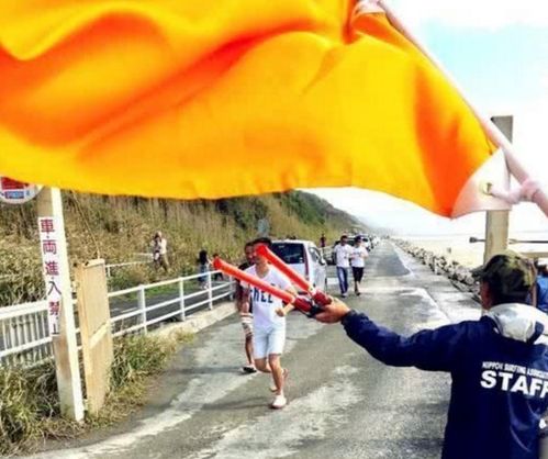 在日本旅游,看到有人拿着橙色旗子挥舞啥意思 别问,跟着跑就对了