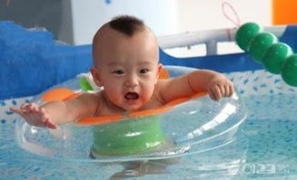 婴儿游泳哭闹的原因和安抚妙招