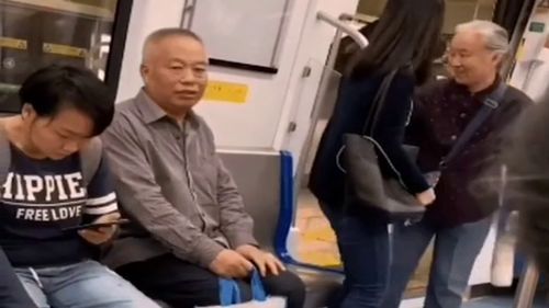 地铁里的老奶奶,把座位让给小姑娘,理解忙了一天的年轻人 